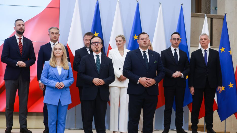 Warszawa, 23.07.2025. Nowi ministrowie, od lewej: Jolanta Sobierańska-Grenda, Wojciech Balczun i Stefan Krajewski podczas konferencji prasowej premiera Donalda Tuska w KPRM w Warszawie, 23 bm. Szef rządu przedstawił szczegóły rekonstrukcji swojego gabinetu. (mr) PAP/Leszek Szymański