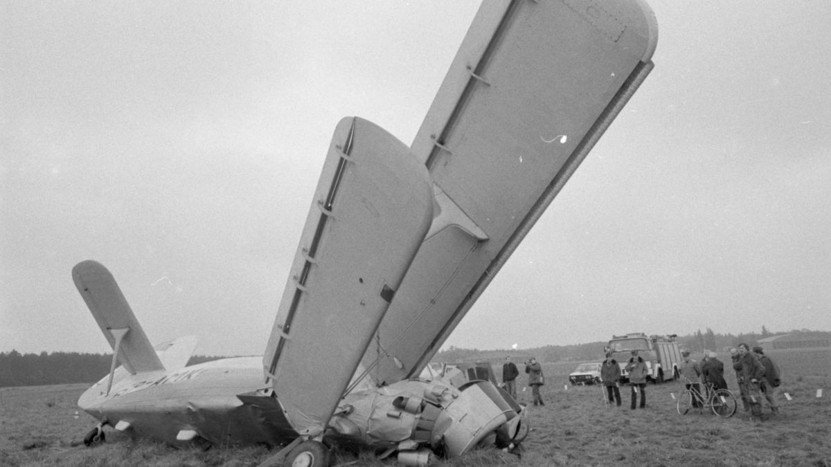Na zdjęciu:Katastrofa lotnicza samolotu An-2T SP-AMK z 1984 roku podczas startu do lotu wycieczkowego po pokazach lotniczych zorganizowanych przez Aeroklub Opolski na miejscowym lotnisku sportowym