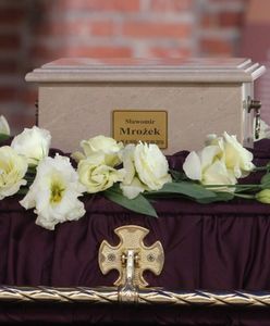 Urna z prochami Sławomira Mrożka wystawiona w Barbakanie