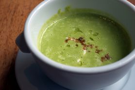 Zupa z zielonego groszku przygotowana z dodatkiem wody 1:1