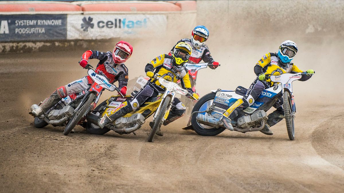 WP SportoweFakty / Karol Słomka / Na zdjęciu: Walka zawodników w meczu Wilki - PSŻ