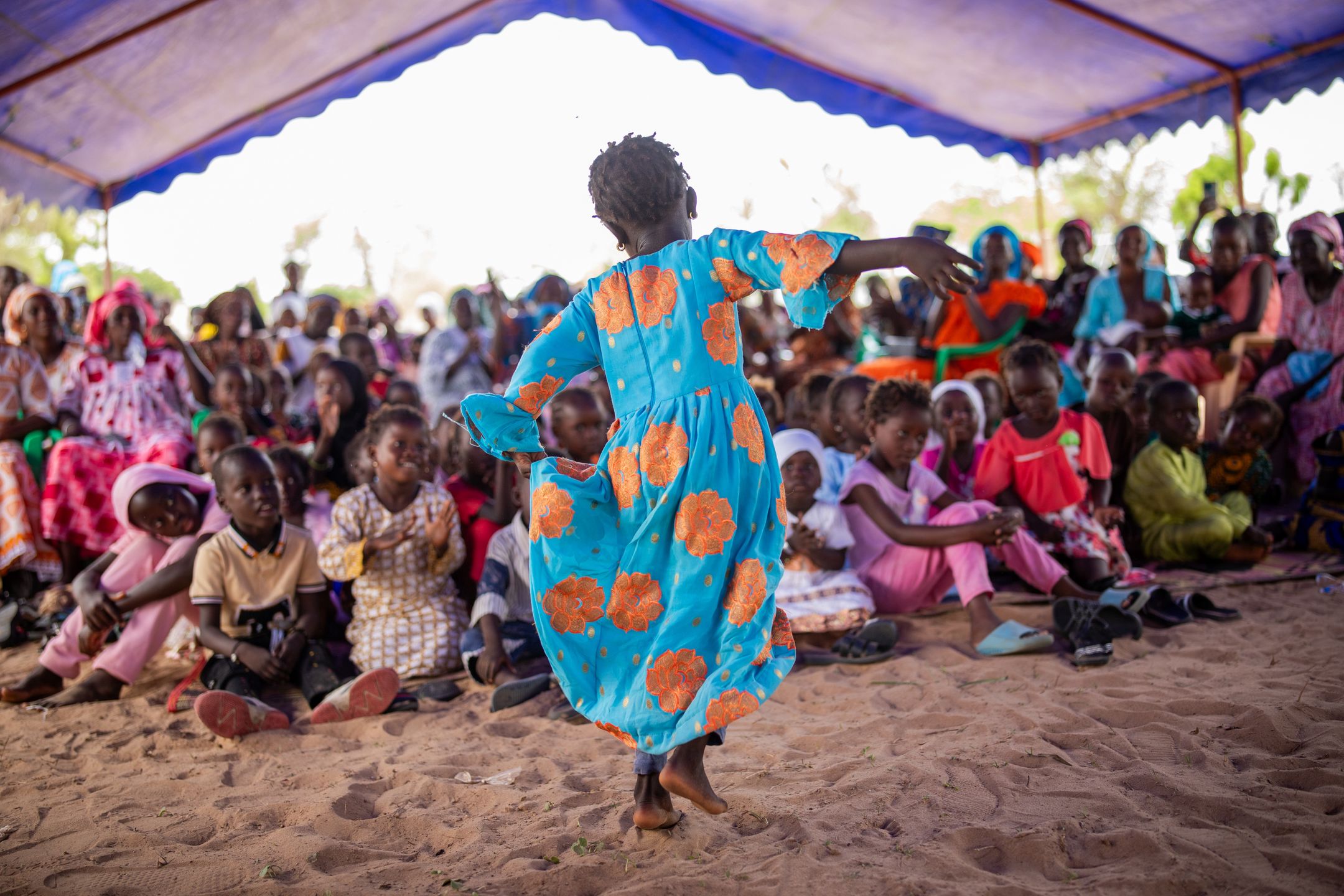 Dziewczynka tańcząca w Senegalu
