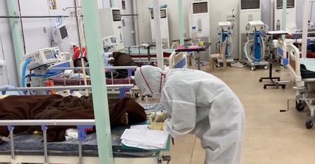 "Czarny grzyb" w Indiach. Śmiertelna infekcja u pacjentów z COVID-19