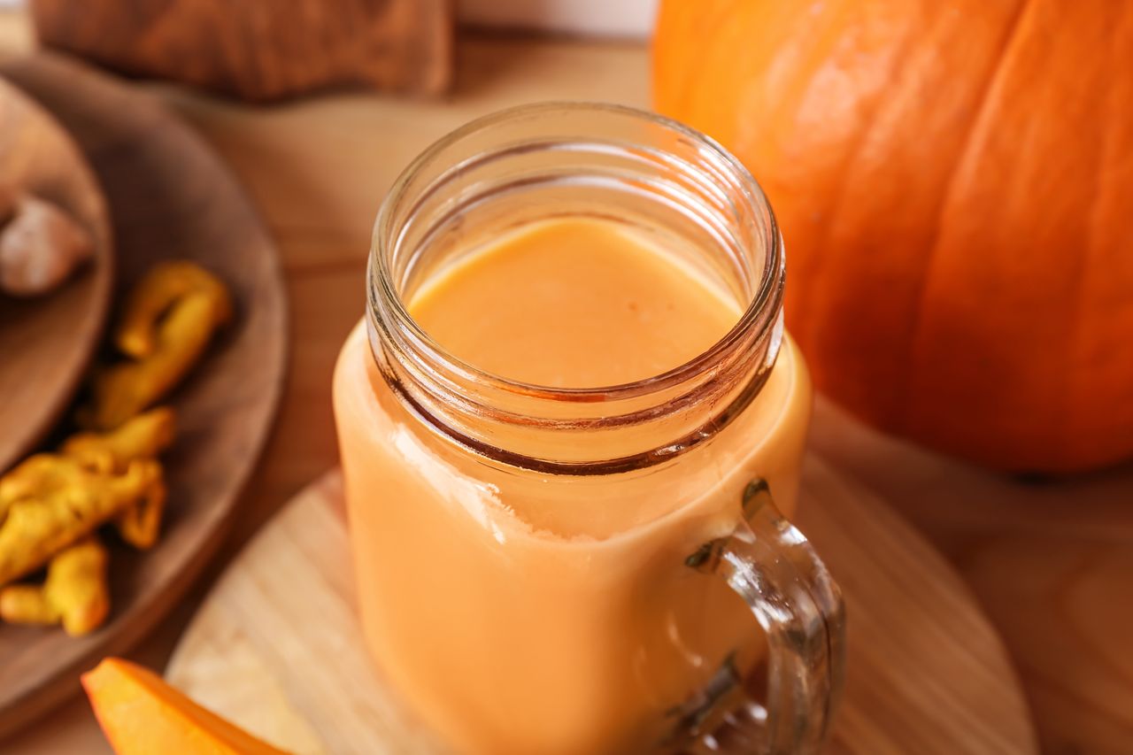 Ten koktajl rozgrzewa lepiej niż koc elektryczny. Wypij rano zamiast kawy