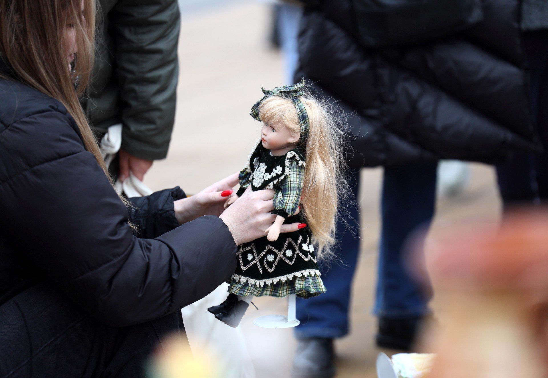 Na lubelskiej giełdzie staroci czas zdaje się płynąć wolniej - między stoiskami pełnymi bibelotów i przedmiotów z duszą można znaleźć nie tylko unikatowe skarby, ale i odrobinę nostalgii.