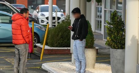 700 mln funtów. Tak firma zarabia na migrantach
