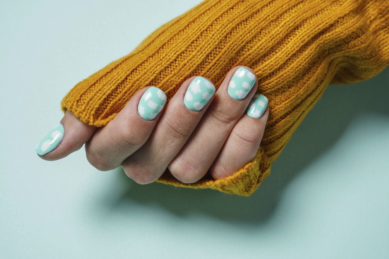 Paznokcie w chmurki? Czemu nie! Zobacz najmodniejszy manicure, czyli cloud nails