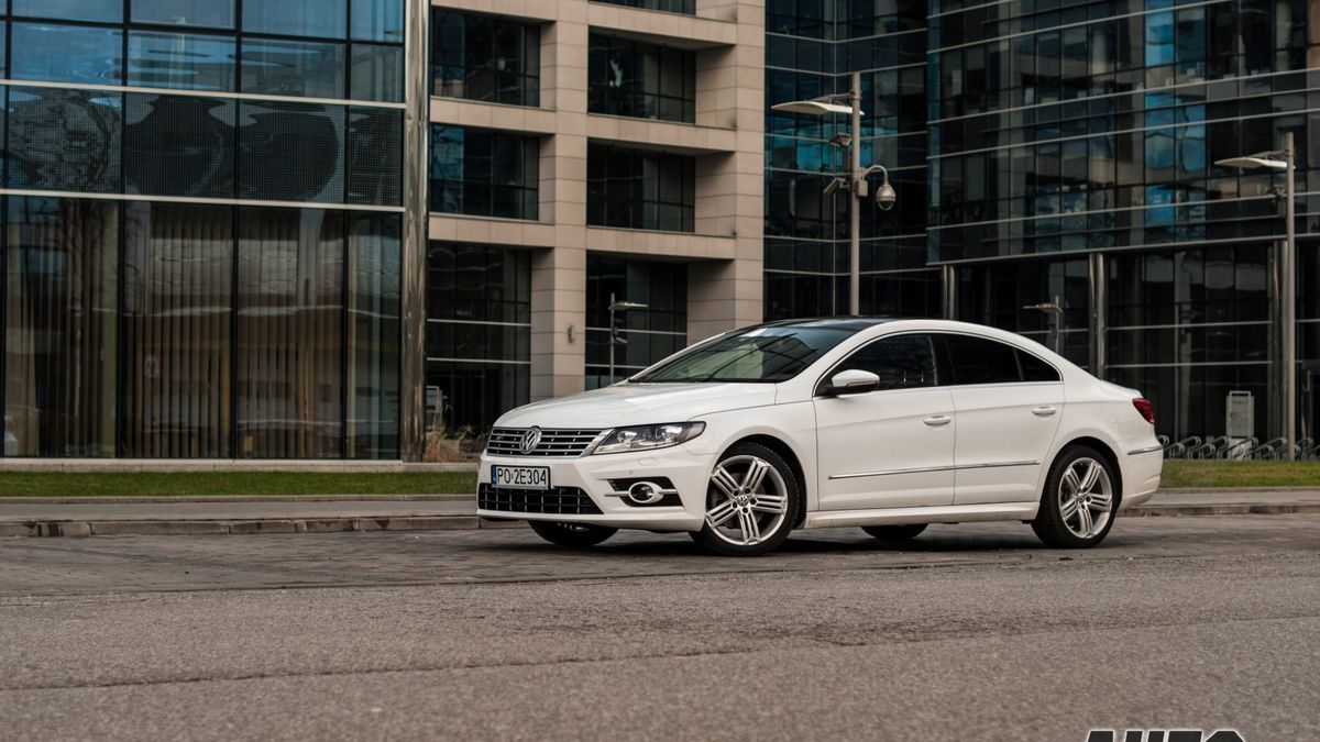 Passat CC w swoim naturalnym środowisku - na tle biurowców