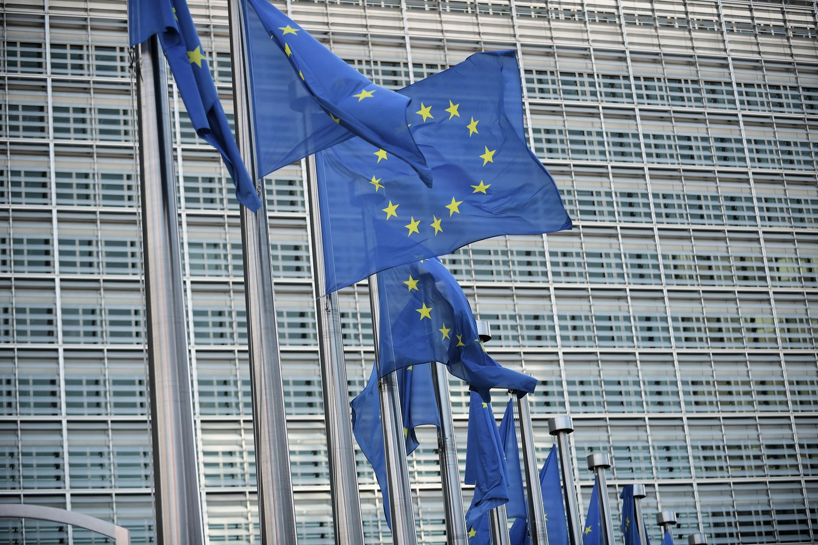 flagi Unii EuropejskiejBruksela, Belgia, 22.10.2021. Flagi UE przy budynku Parlamentu Europejskiego w Brukseli, 22 bm. 
  (obm/dw) PAP/Marcin ObaraMarcin Obarabudynku Parlamentu Europejskiego, flagi Unii Europejskiej