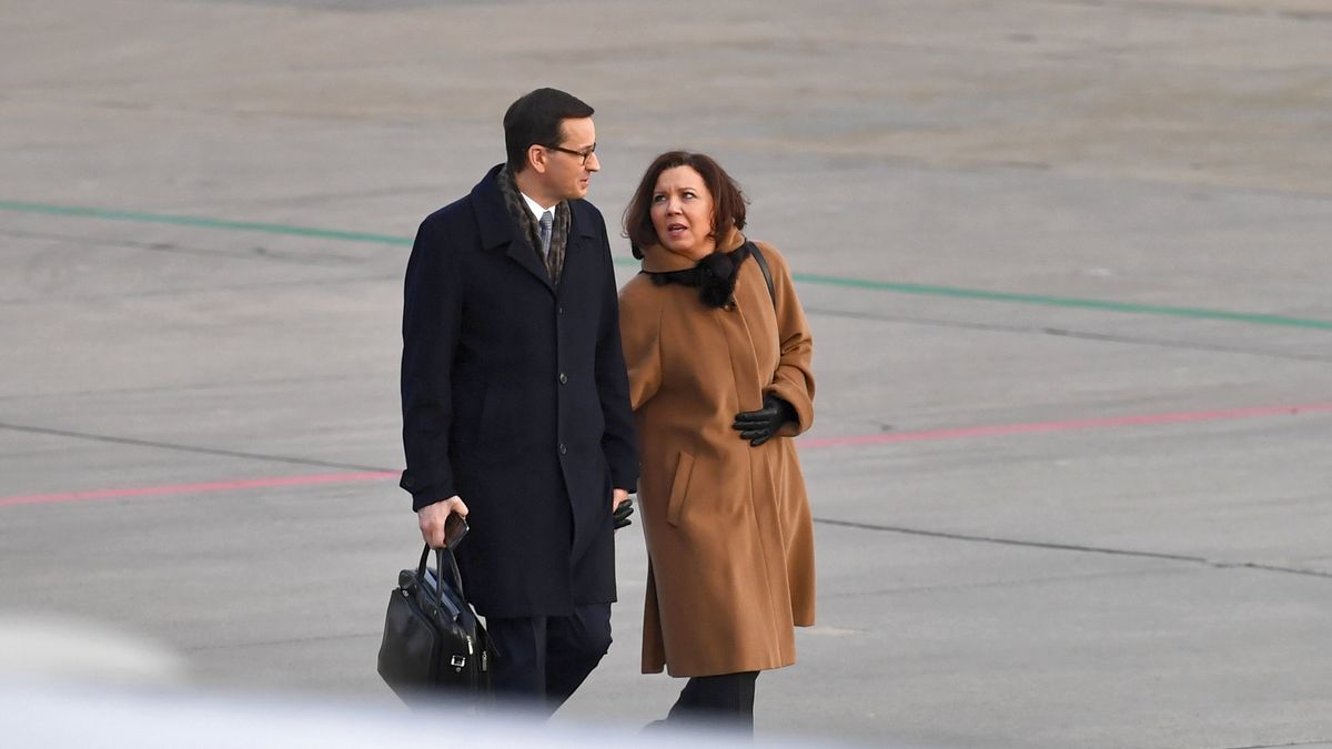 Mateusz Morawiecki, Iwona MorawieckaPiotr Nowakdyplomacja, iwona morawiecka, ma��onka, mateusz morawiecki, polityk polityka, premier, samolot, wizyta, wylot, zona, lotnisko, �ona
