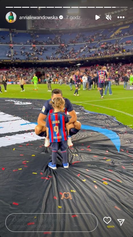 Anna Lewandowska z córkami wspiera Roberta Lewandowskiego na Camp Nou