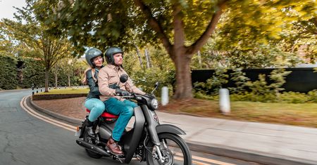 Najpopularniejszy pojazd w historii dalej w sprzedaży. Honda Super Cub 125 z nowym silnikiem