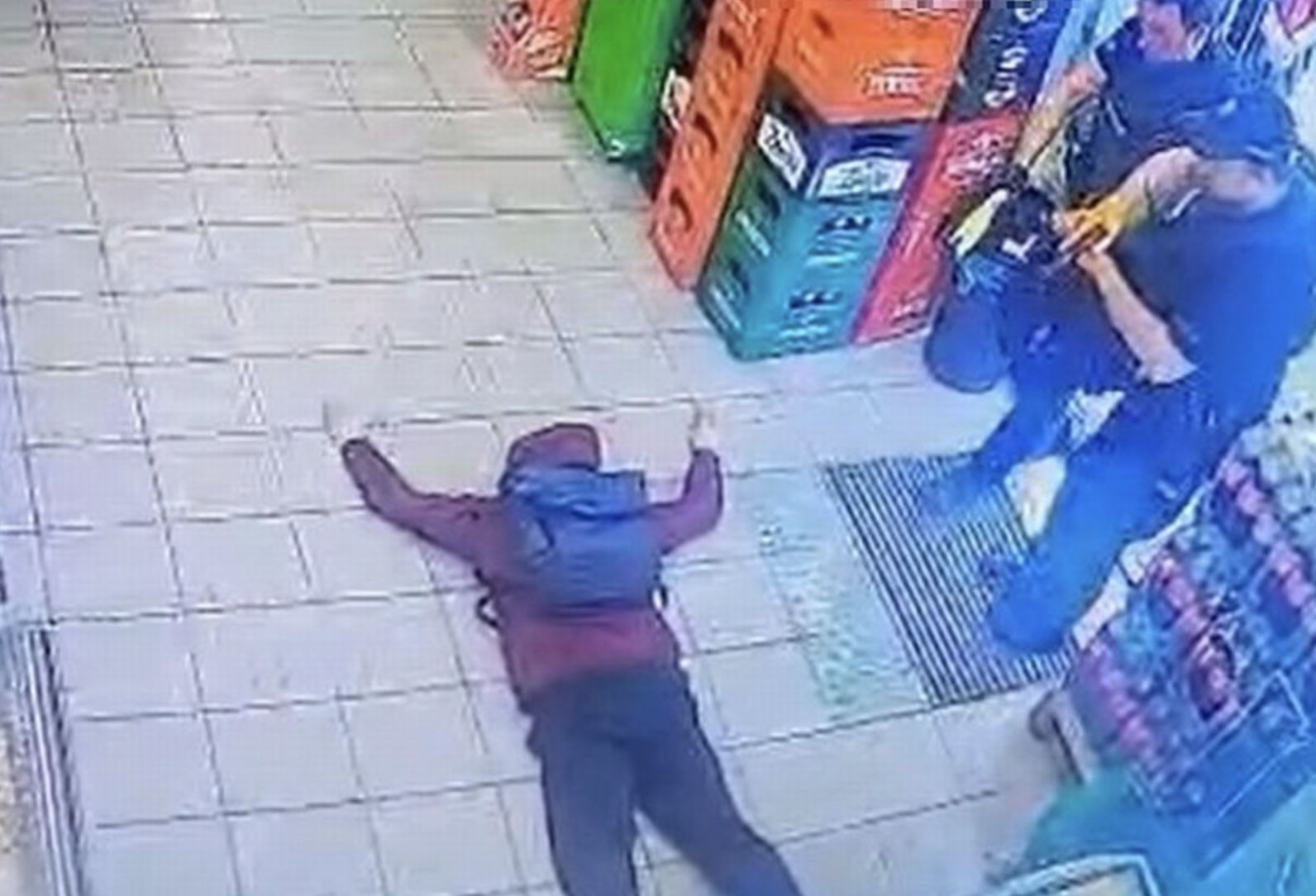Kradł batoniki i dostał nóż – grozi mu 10 lat