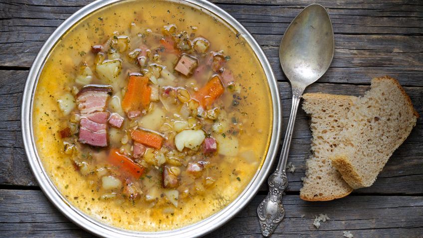 Zupa grochowa z szynką przygotowana z dodatkiem wody 1:1