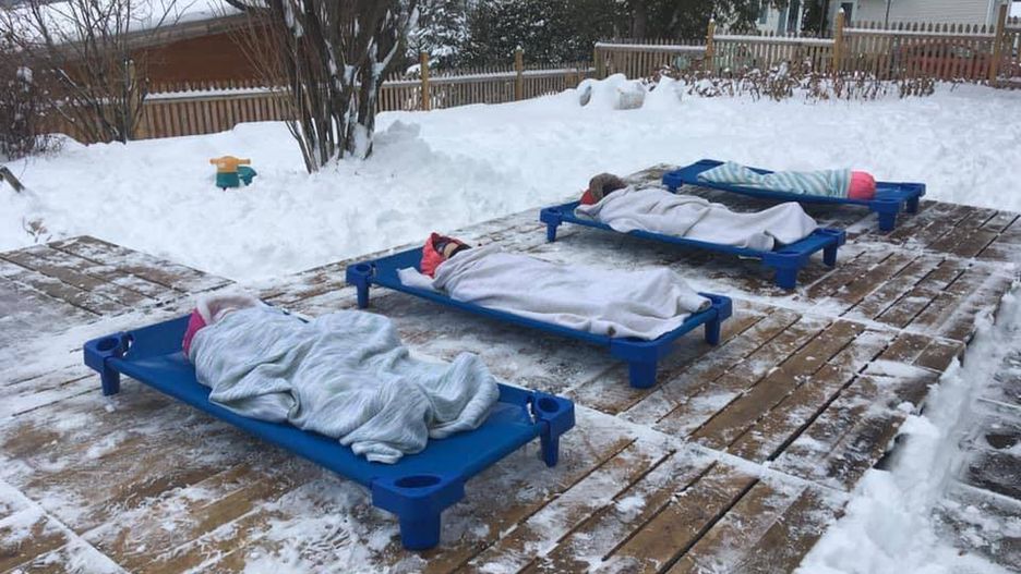 Leżakowanie na mrozie. Czy hartowanie jest bezpieczne?