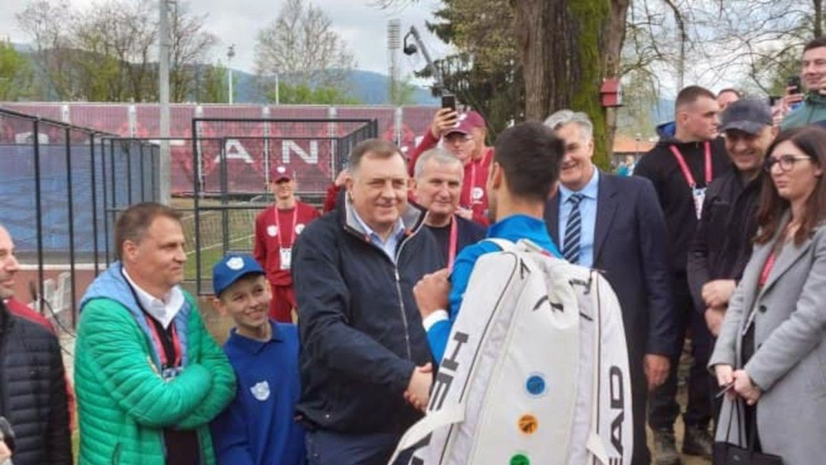 Przyjaciel Putina Milorad Dodik w serdecznym uścisku z Novakiem Djokoviciem