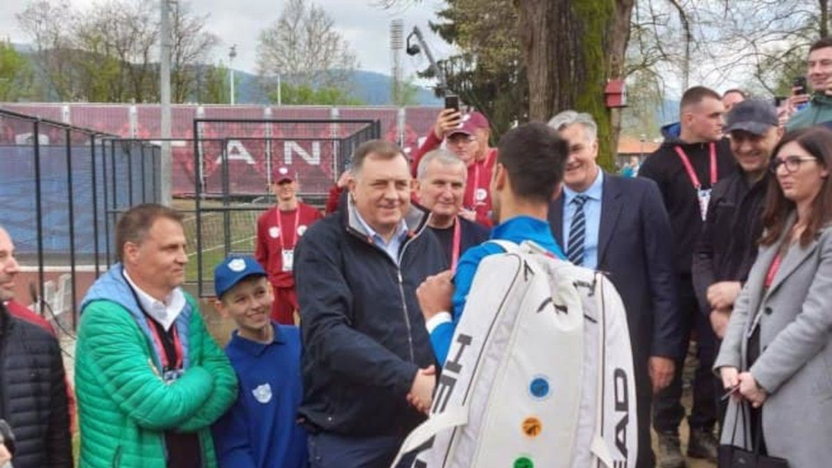 Facebook / SNSD / Przyjaciel Putina Milorad Dodik w serdecznym uścisku z Novakiem Djokoviciem.