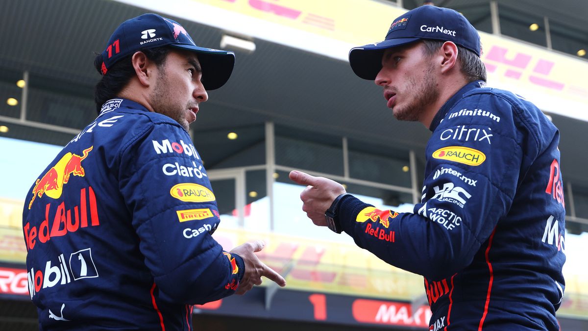 Sergio Perez (po lewej) i Max Verstappen