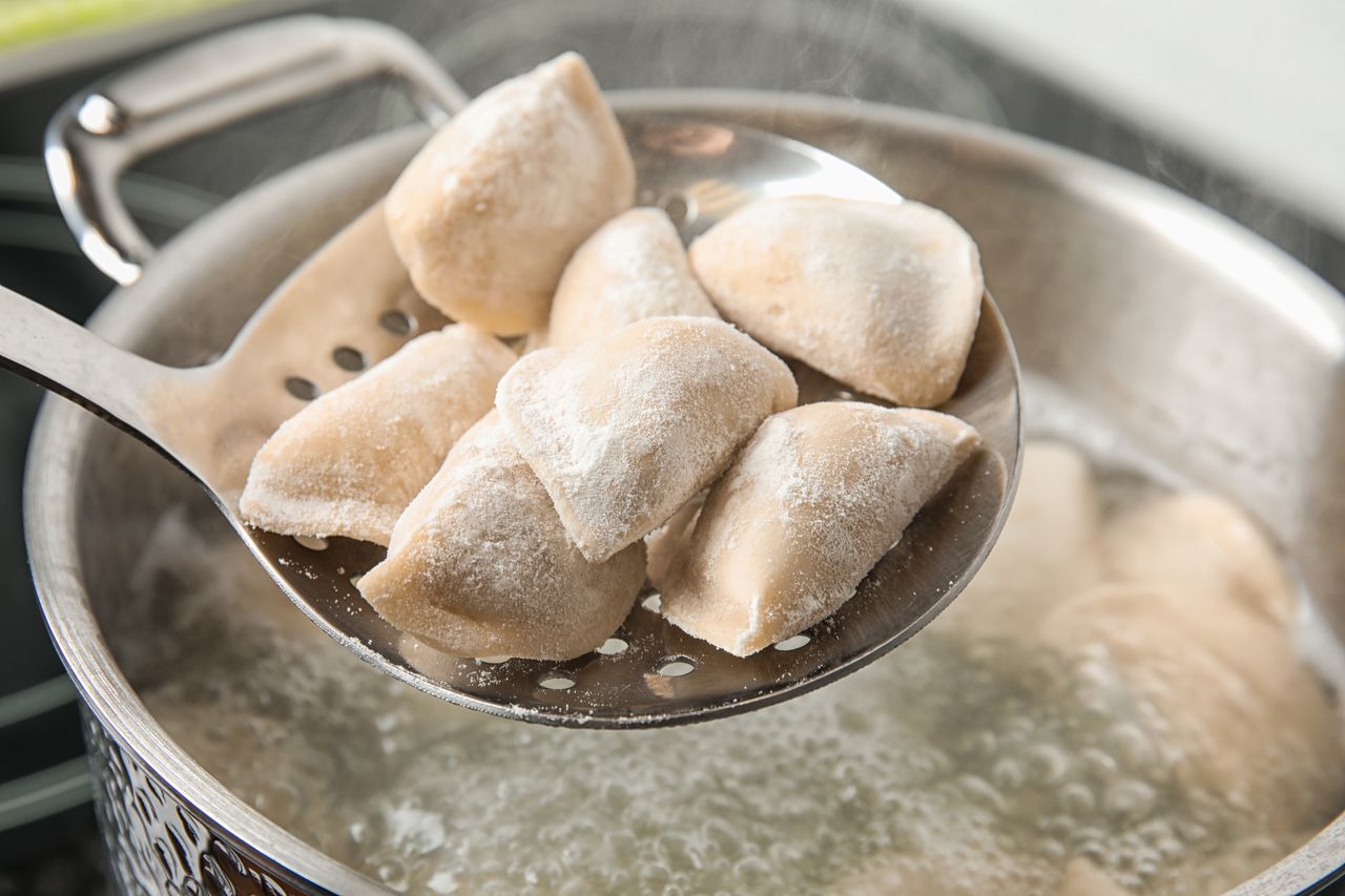 Przez tyle minut gotuj pierogi. Inaczej będą surowe albo się rozlecą