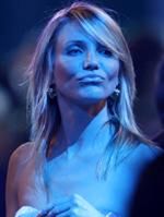 Cameron Diaz w ramionach wokalisty Maroon 5
