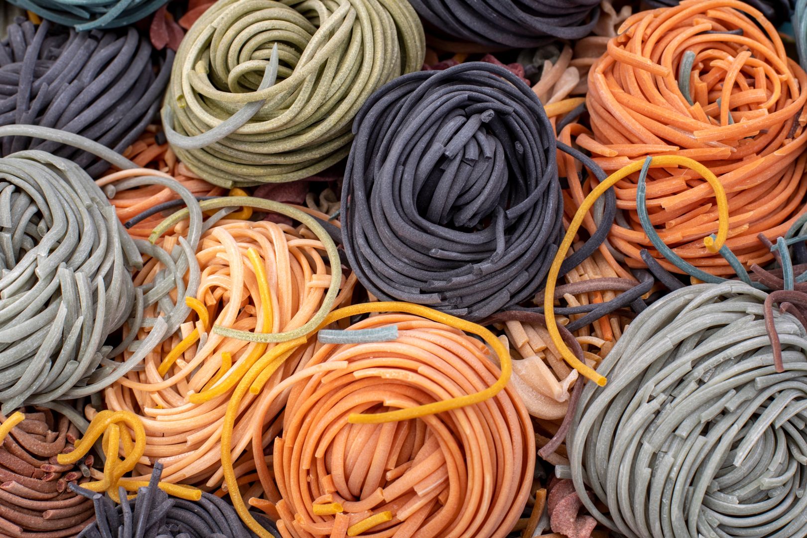 Kolorowe makarony kuszą wyglądem