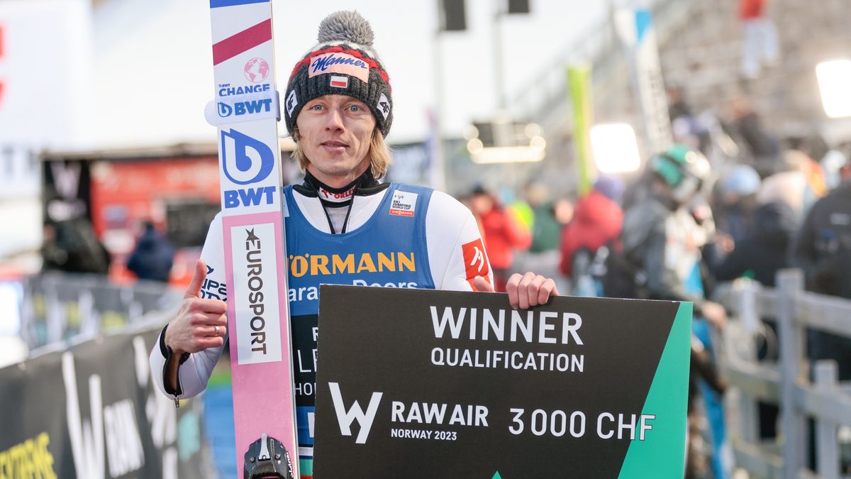 Dawid Kubacki from Poland after winning the qualification of the FIS Ski Jumping World Cup in Holmenkollen, Oslo, Norway, 10 March 2023. EPA/Geir Olsen NORWAY OUT Dostawca: PAP/EPA.