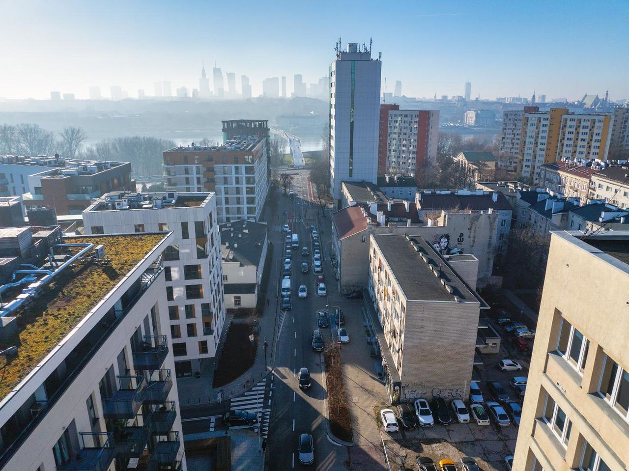 Ulica Okrzei na Pradze-Północ z widokiem na most pieszo-rowerowy i Centrum. / fot. UM Warszawa