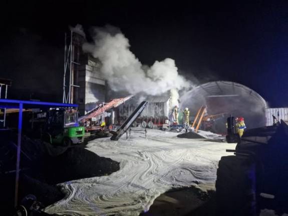 Lasocice: Strażacy przez kilka godzin walczyli z pożarem na terenie wielkopolskiego zakładu