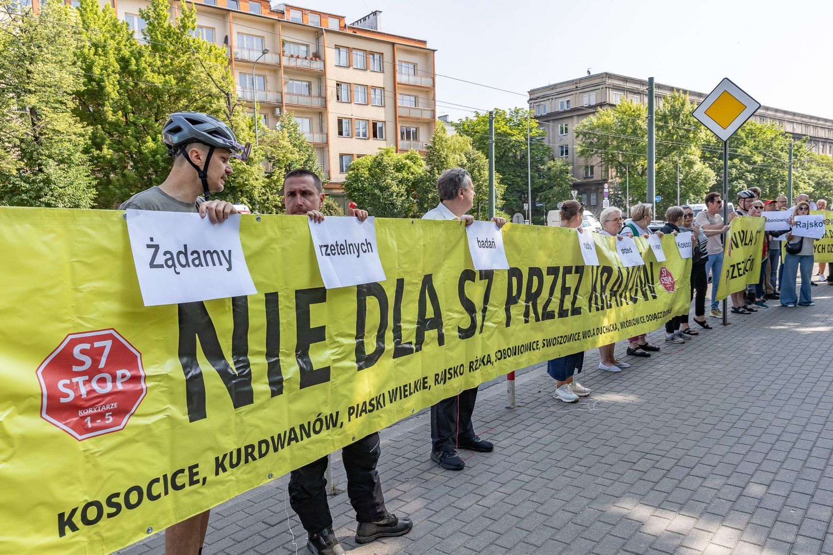 04.06.2025 KRAKOW PROTEST MIESZKANCOW W SPRAWIE BUDOWY S7 PRZEZ KRAKOW ULICA MOGILSKA GDKIA FOT. ANNA KACZMARZ / POLSKA PRESS