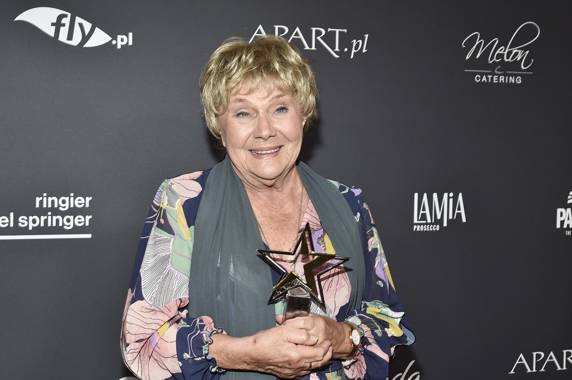scena z: Teresa Lipowska, SK:, , fot. Niemiec/AKPAczerwiec 2024, gala, Gala Gwiazd Plejady 2024, Gwiazdy na Gali Plejady, portret, statuetka, Teresa Lipowska