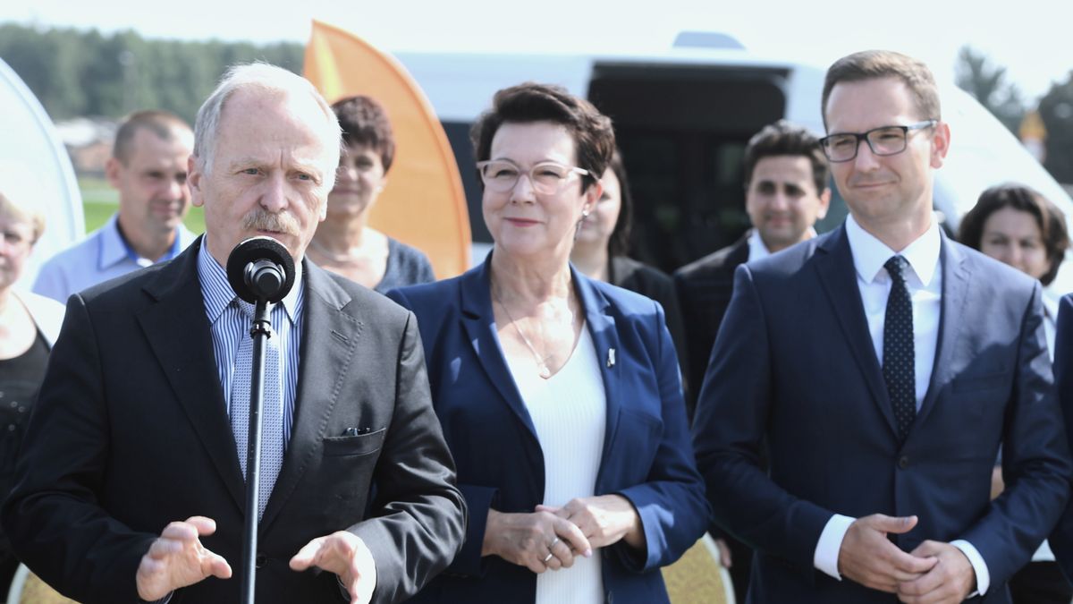 Wiceminister infrastruktury Marek Chodkiewicz, posłanka Anna Milczanowska i poseł Waldemar Buda podczas podpisania umowy na budowę odcinka "D" autostrady A1