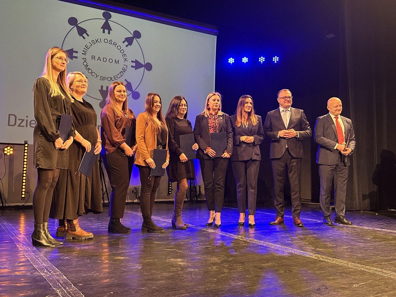 Radom: Dzień Pracownika Socjalnego. W Resursie Obywatelskiej były życzenia, podziękowania, dyplomy i słodki poczęstunek