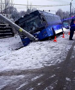 Autobus miejski uderzył w słup. Kierowca uniknął zderzenia