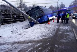 Autobus miejski uderzył w słup. Kierowca uniknął zderzenia