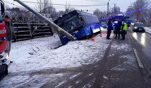 Autobus miejski uderzył w słup. Kierowca uniknął zderzenia