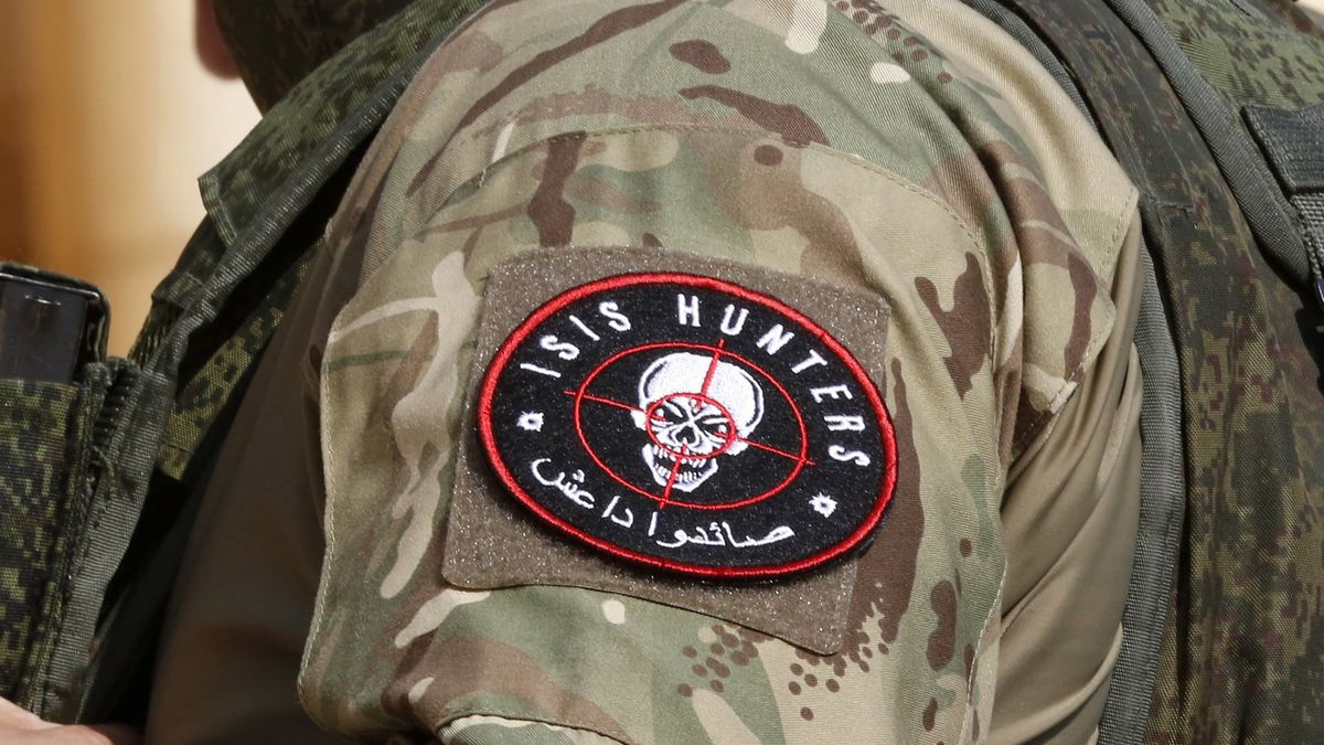 Recaptured archeological site of Palmyraepa05829952 A Syrian soldier with a patch reading 'ISIS hunter' in the historical city of Palmyra, Syria, 04 March 2017. Syrian army troops, with the help of Russian allied forces, recaptured on 02 March Palmyra and the surrounding areas from the militant group IS, which took the area in May 2015. Maamoun Abdu-Karim, the head of the Antiquities and Museums Department in Syria, said that few damages affected the ancient city.  EPA/YOUSSEF BADAWI Dostawca: PAP/EPA.YOUSSEF BADAWI