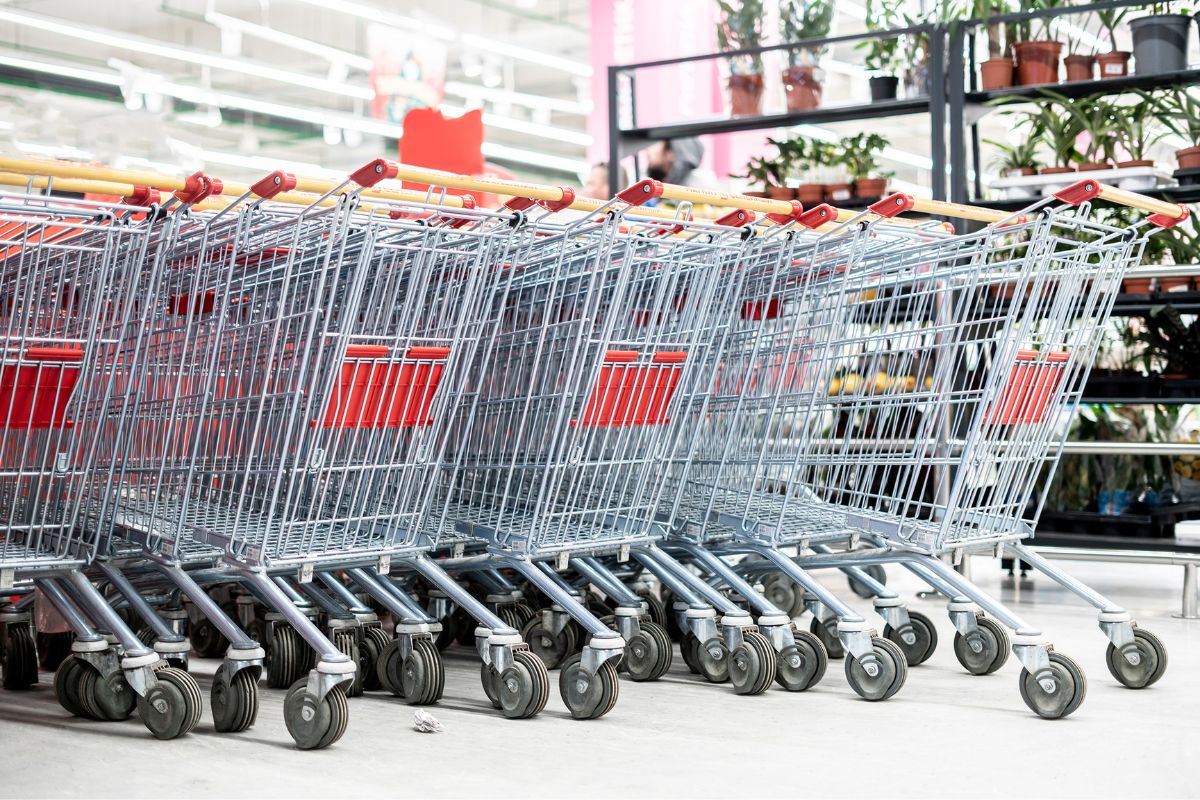 Zepsute kółko w wózku sklepowym to nie przypadek.