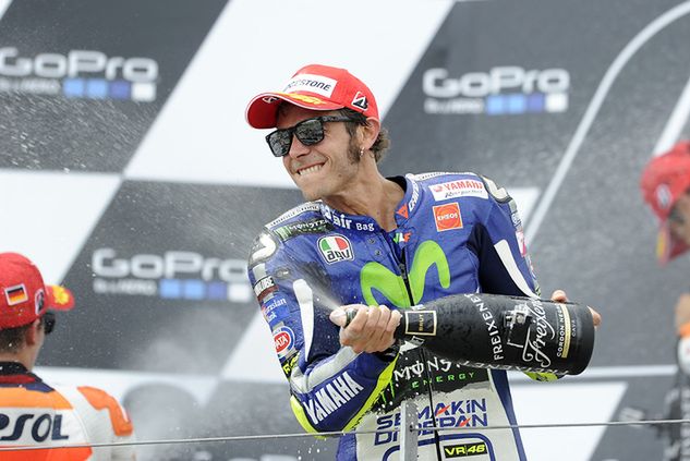 Valentino Rossi nie schodzi w tym roku z podium