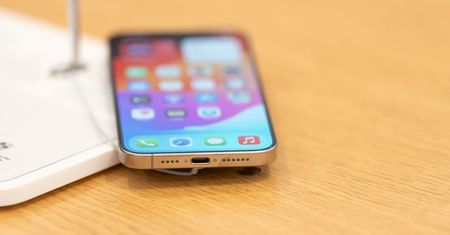 Nie rób tak. Możesz uszkodzić swój telefon