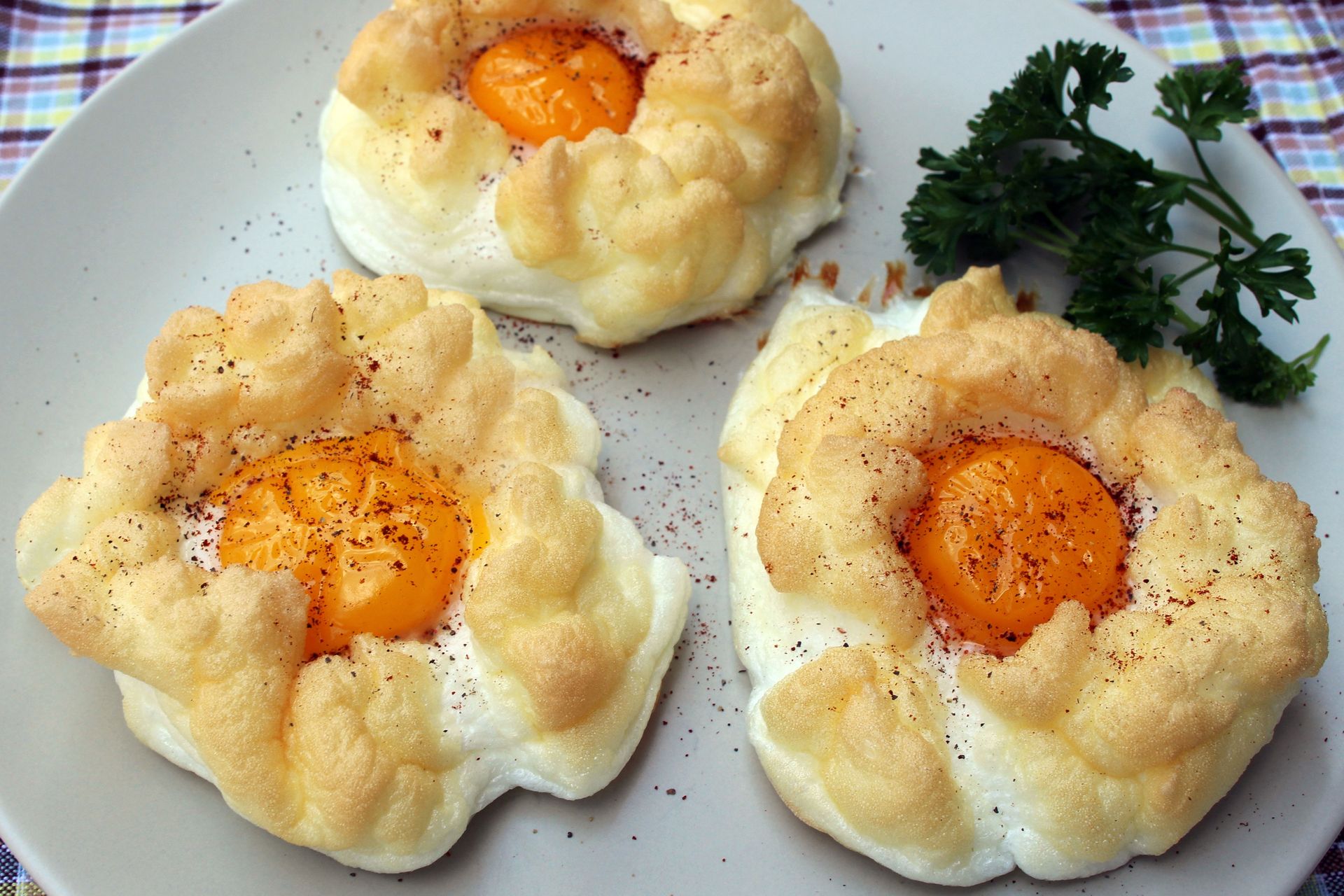 Wyglądają jak z drogiej restauracji, a kosztują grosze. Tak podane jajka są lżejsze niż omlet