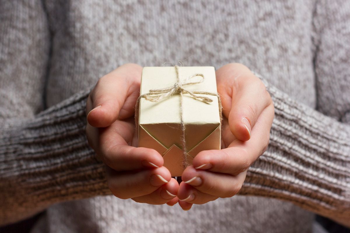 Piękny i pamiątkowy prezent – jak dobrze wybrać?