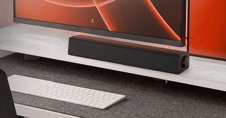 Ten kompaktowy soundbar od Creative można podłączyć kablem, choć nie trzeba