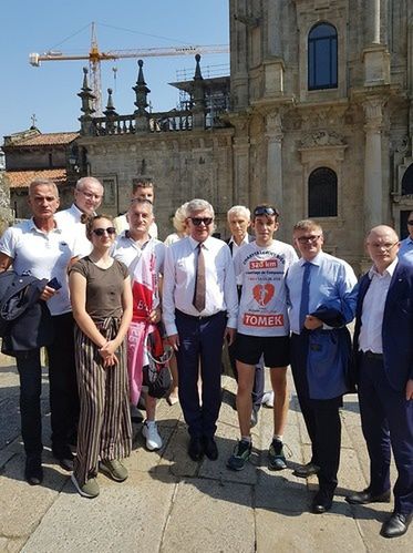 Biegacz ze Śląska spotkał w Santiago de Compostela polskich parlamentarzystów. Obok niego marszałek Senatu Stanisław Karczewski. Fot. Archiwum Tomasza Sobani