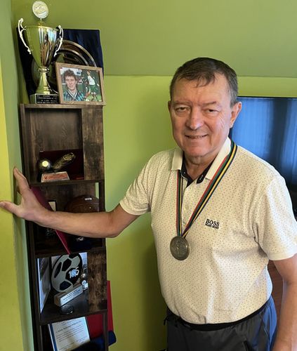 Ryszard Staniek z medalem olimpijskim w swoim pokoju