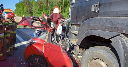Tragiczny wypadek. Nie żyją dwie osoby dorosłe i dziecko