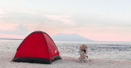 Wakacyjny niezbędnik. Jaki sprzęt i akcesoria zabrać na plażę?