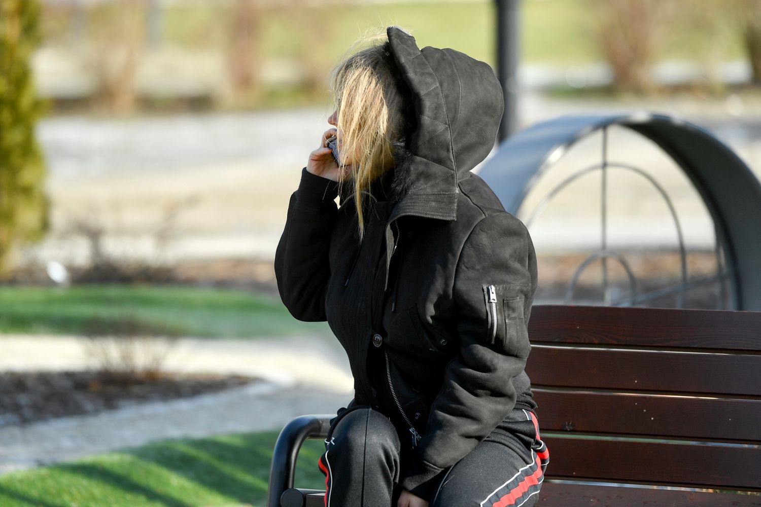 Karolina Szostak w czarnej stylizacji załatwia sprawy na mieście
