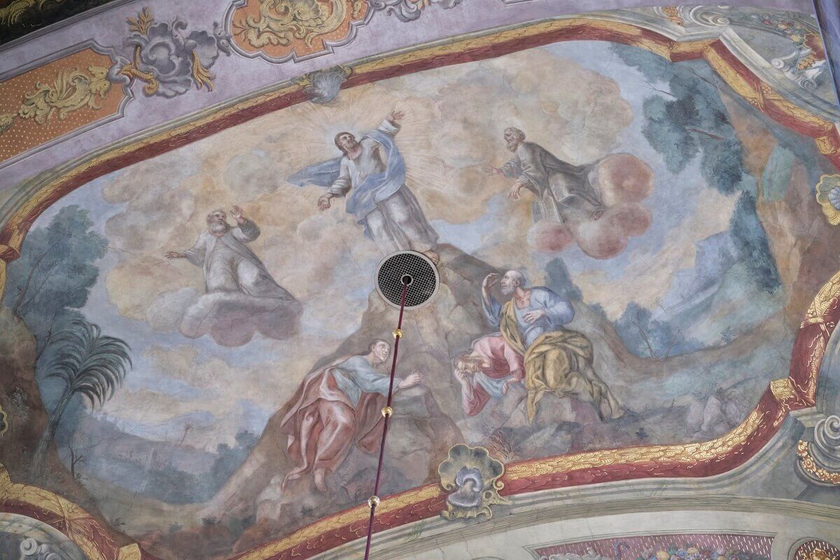 Bogate zdobienia na murach i suficie Archikatedry Lubelskiej