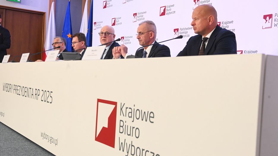 Warszawa, 18.05.2025. Wybory prezydenta RP - I tura. Od lewej: członek PKW Ryszard Balicki, sekretarz PKW Rafał Tkacz, przewodniczący Państwowej Komisji Wyborczej Sylwester Marciniak, zastępca przewodniczącego Wojciech Sych i członek PKW Maciej Kliś na IV konferencji PKW, 18 bm. w Warszawie. Zakończyło się głosowanie w I turze wyborów prezydenta RP. Rafał Trzaskowski z wynikiem 30,8 proc. głosów i Karol Nawrocki, który zdobył 29,1 proc. poparcia spotkają się w drugiej turze wyborów prezydenckich - wynika z sondażu exit poll wykonanego przez Ipsos dla TVP, TVN24 i Polsat News. (mr) PAP/Piotr Nowak