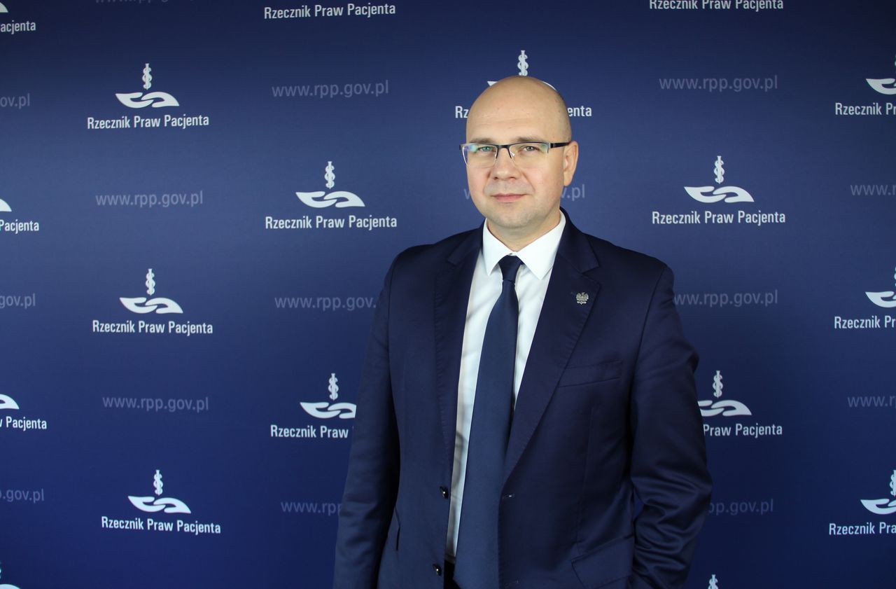 Rząd nie wycofuje się z Lex Szarlatan. Będą nowe etaty i wyższe kary